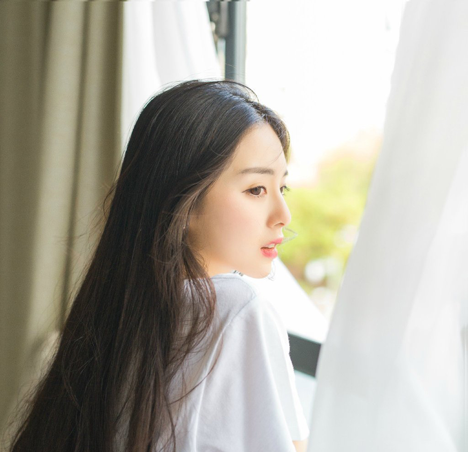 “先生上座。”默契达成，接下来的气氛，自然进入到一种友好的氛围之中。